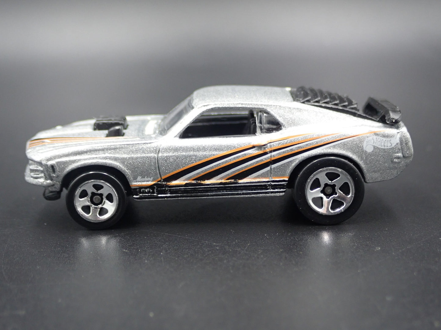 1970 70 FORD MUSTANG MACH 1 FASTBACK SILVER 164 SCALE DIORAMA DIECAST MODEL CAR