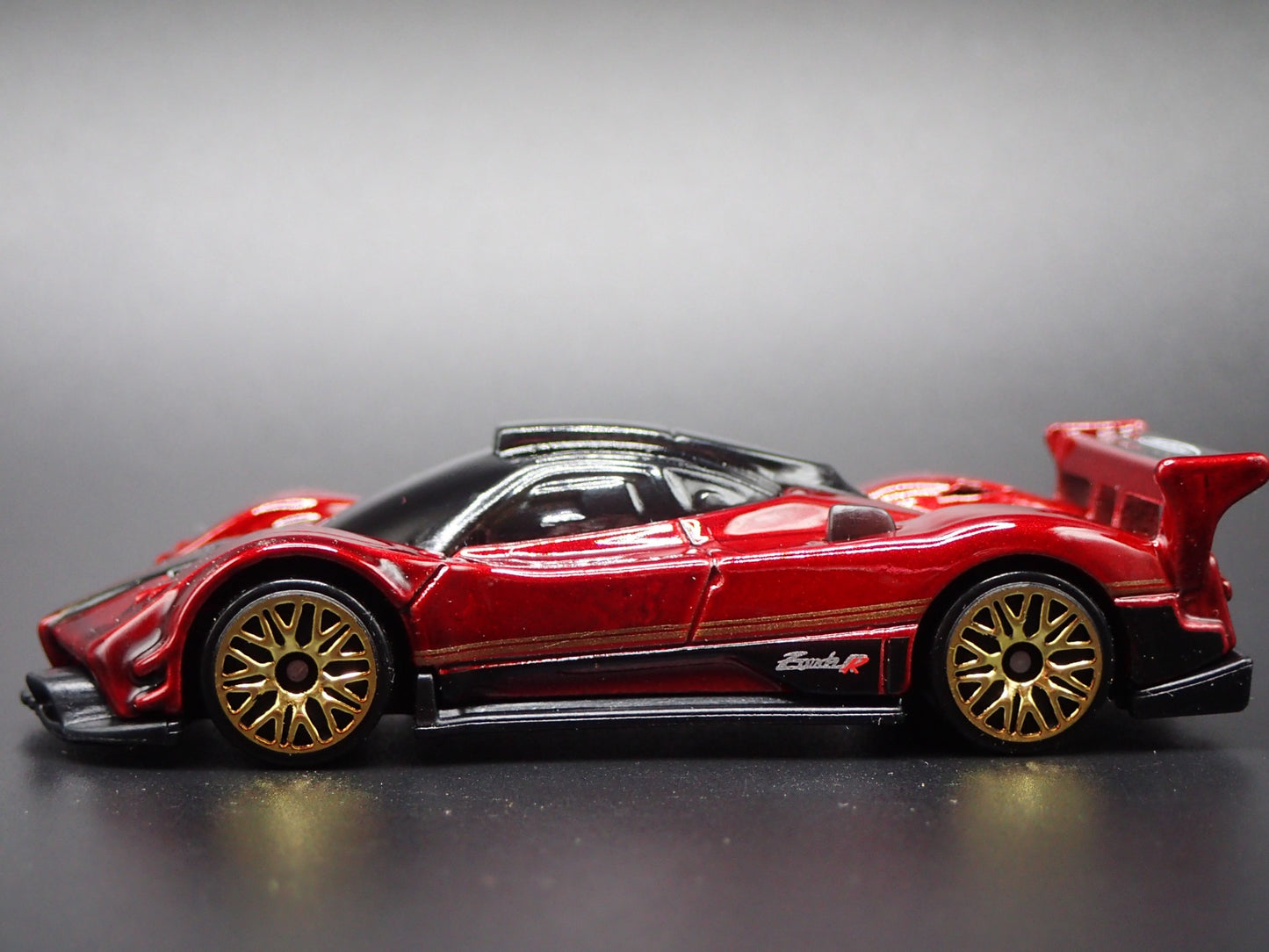2009-2011 PAGANI ZONDA R SUPERCAR BURGUNDY 1:64 SCALE DIORAMA DIECAST MODEL CAR
