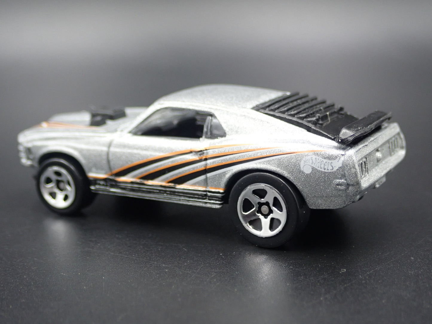 1970 70 FORD MUSTANG MACH 1 FASTBACK SILVER 164 SCALE DIORAMA DIECAST MODEL CAR