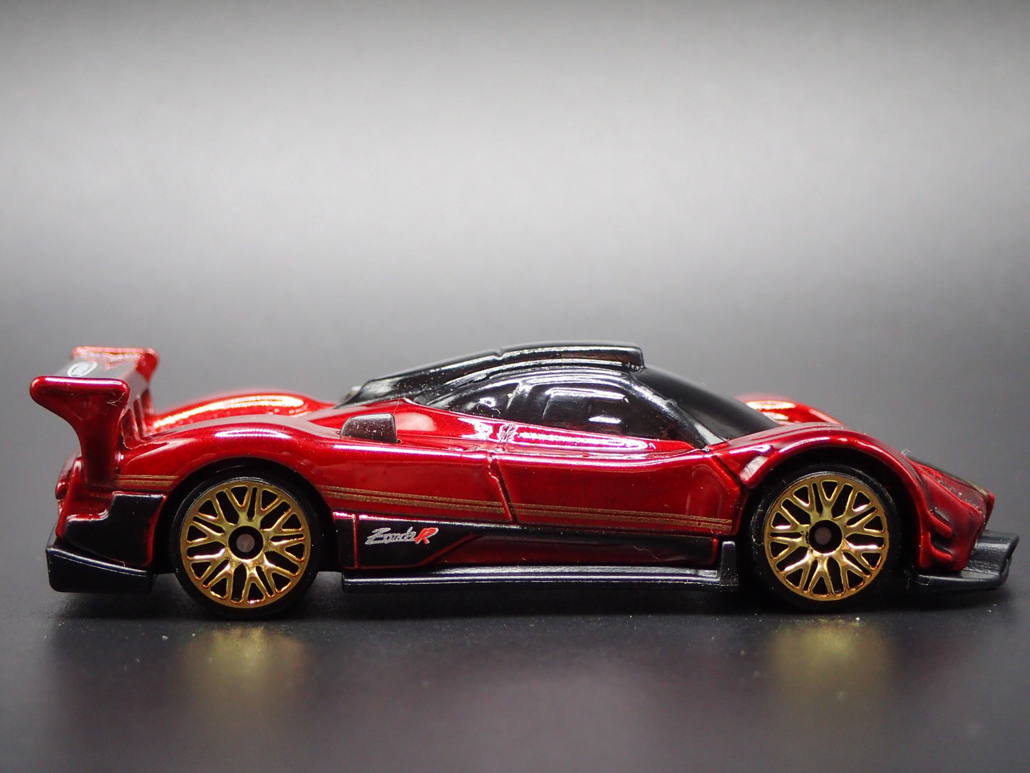 2009-2011 PAGANI ZONDA R SUPERCAR BURGUNDY 1:64 SCALE DIORAMA DIECAST MODEL CAR