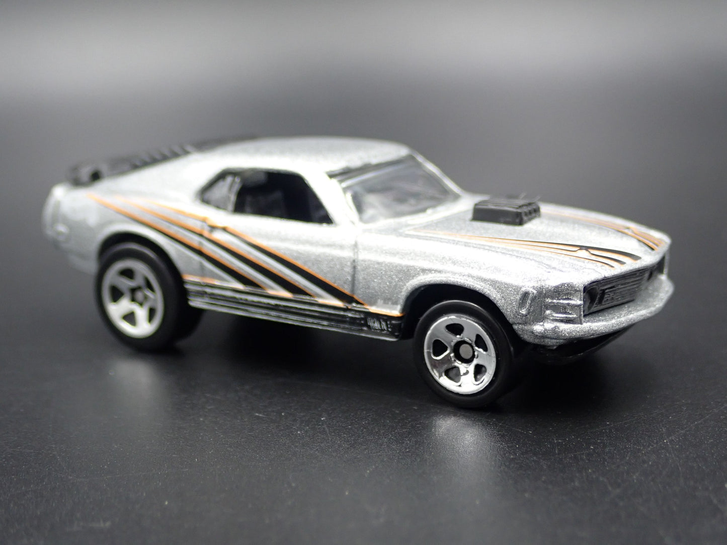 1970 70 FORD MUSTANG MACH 1 FASTBACK SILVER 164 SCALE DIORAMA DIECAST MODEL CAR