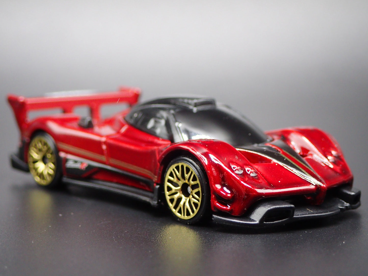2009-2011 PAGANI ZONDA R SUPERCAR BURGUNDY 1:64 SCALE DIORAMA DIECAST MODEL CAR