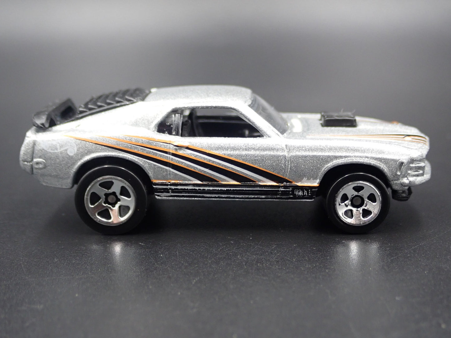 1970 70 FORD MUSTANG MACH 1 FASTBACK SILVER 164 SCALE DIORAMA DIECAST MODEL CAR