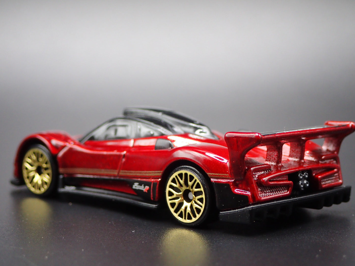 2009-2011 PAGANI ZONDA R SUPERCAR BURGUNDY 1:64 SCALE DIORAMA DIECAST MODEL CAR