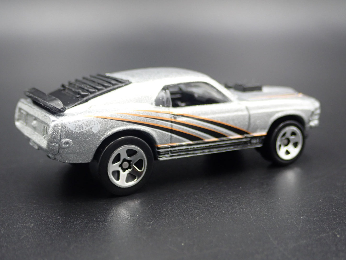 1970 70 FORD MUSTANG MACH 1 FASTBACK SILVER 164 SCALE DIORAMA DIECAST MODEL CAR
