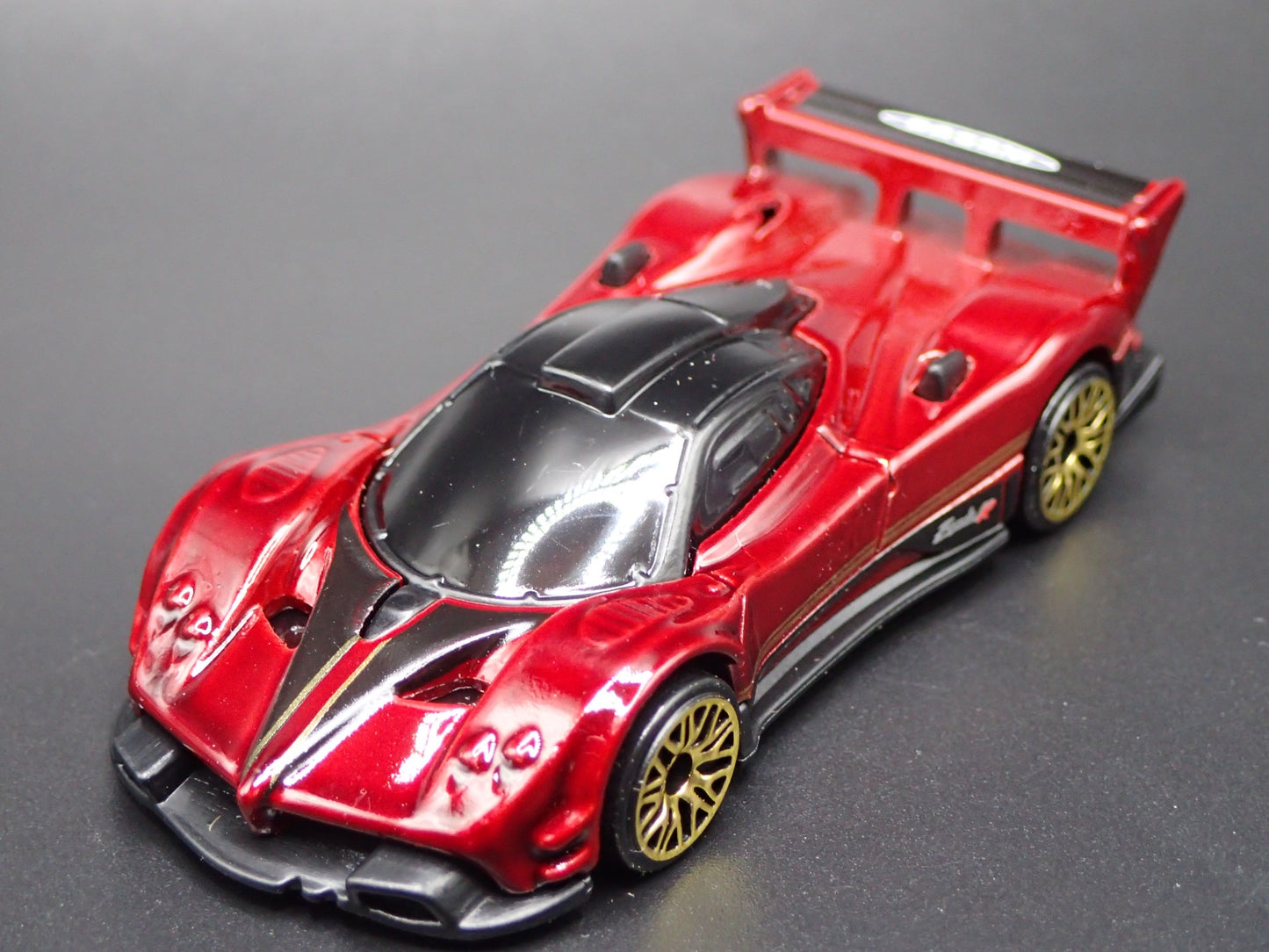 2009-2011 PAGANI ZONDA R SUPERCAR BURGUNDY 1:64 SCALE DIORAMA DIECAST MODEL CAR