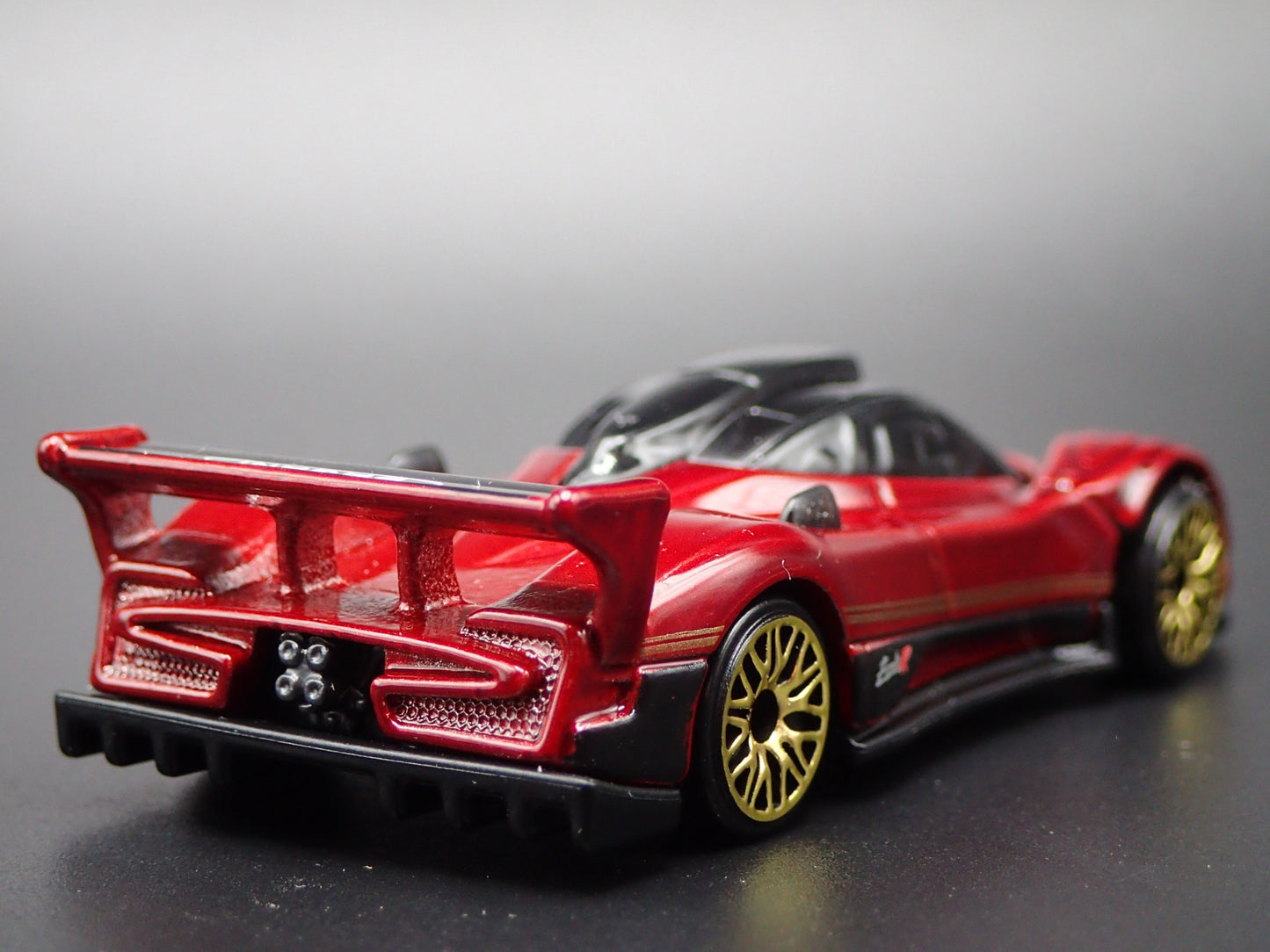 2009-2011 PAGANI ZONDA R SUPERCAR BURGUNDY 1:64 SCALE DIORAMA DIECAST MODEL CAR