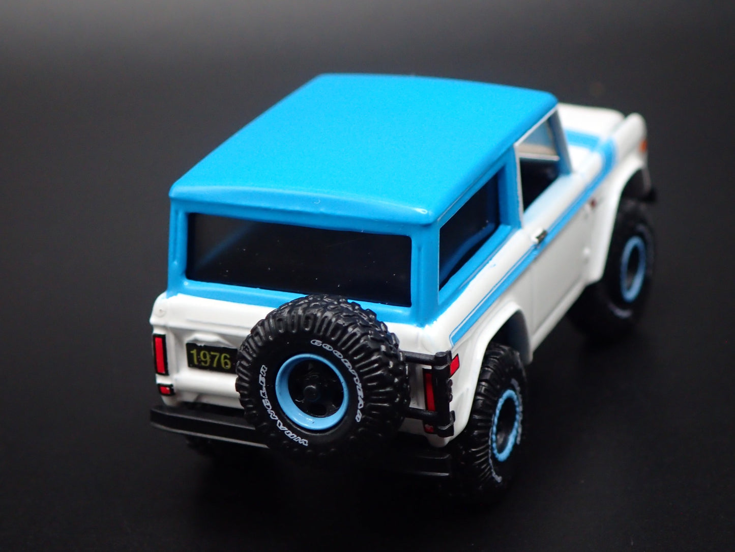 1976 76 FORD BRONCO SUV WHITE 1:64 SCALE COLLECTIBLE DIORAMA DIECAST MODEL CAR