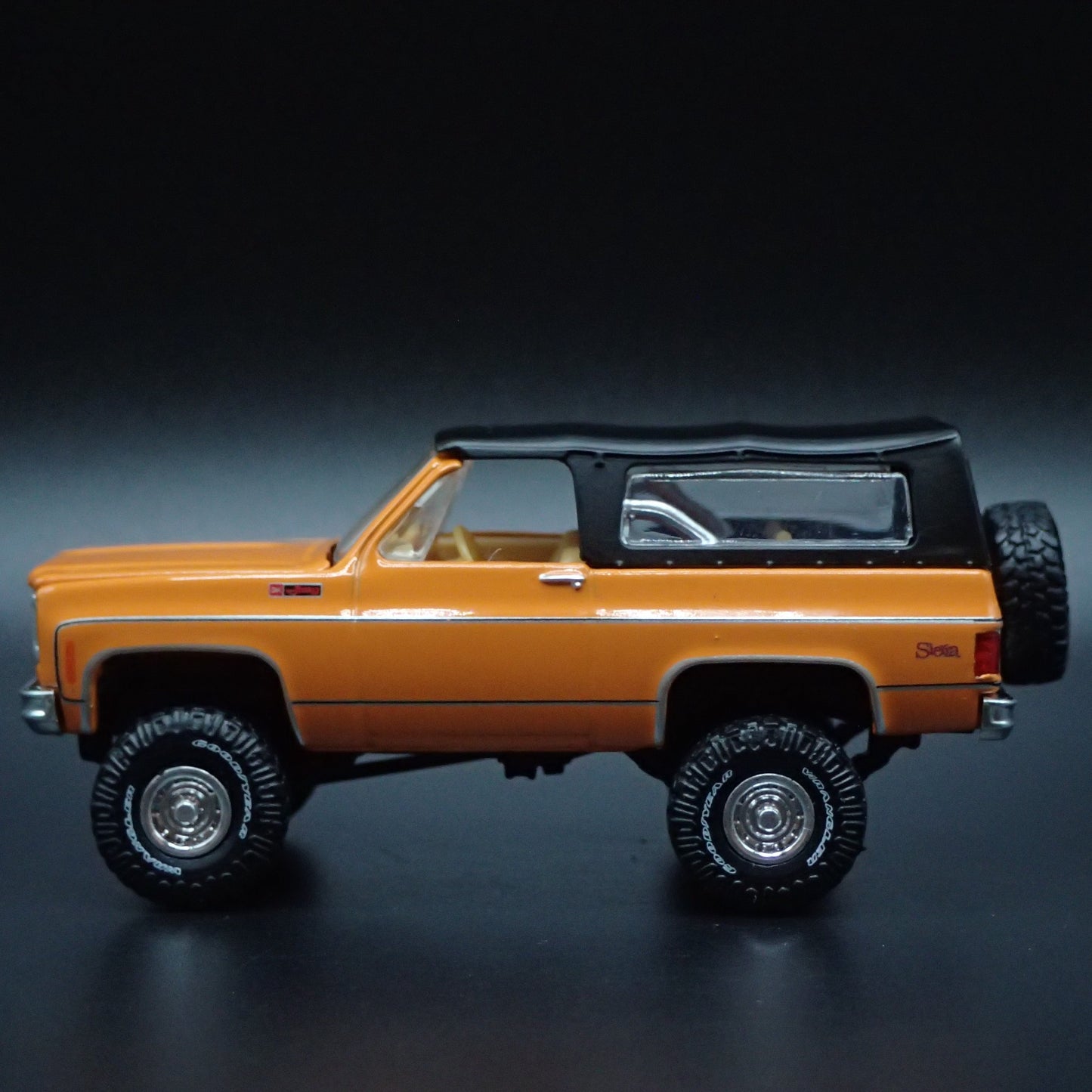 1973 73 GMC JIMMY SIERRA 4X4 LIFTED SQUAREBODY ORG 1/64 SCALE DIECAST MODEL CAR