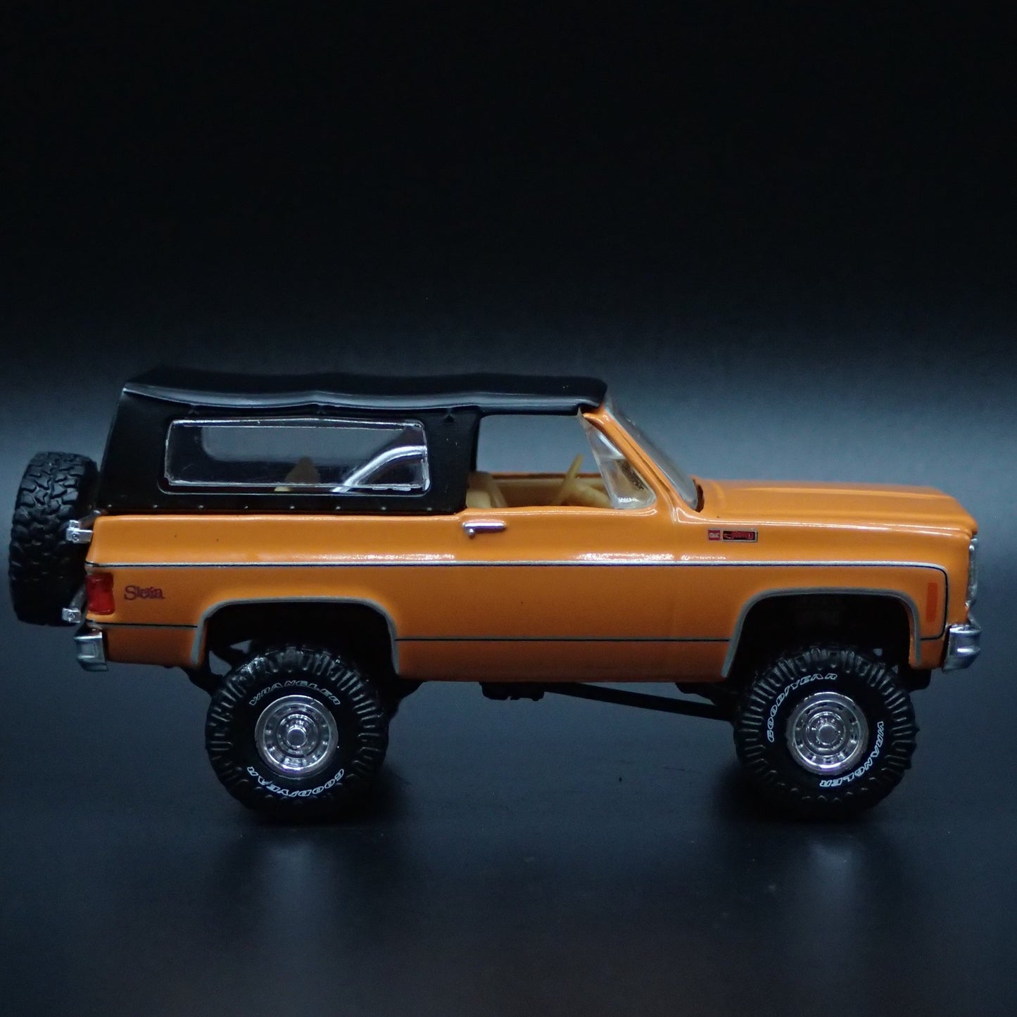 1973 73 GMC JIMMY SIERRA 4X4 LIFTED SQUAREBODY ORG 1/64 SCALE DIECAST MODEL CAR