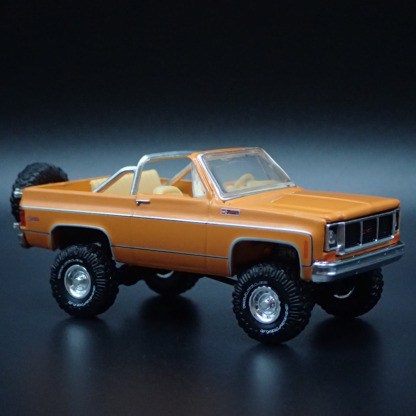 1973 73 GMC JIMMY SIERRA 4X4 LIFTED SQUAREBODY ORG 1/64 SCALE DIECAST MODEL CAR
