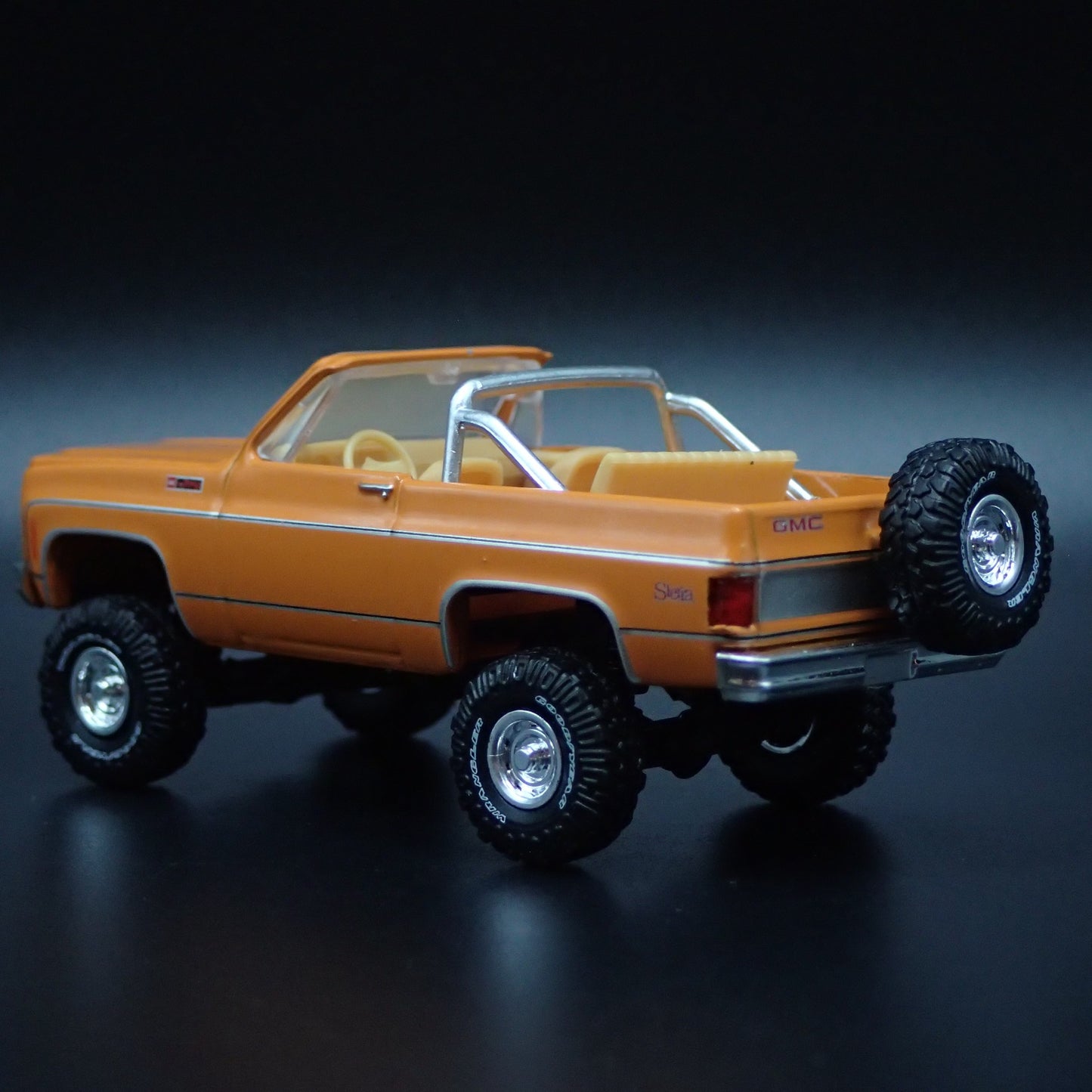 1973 73 GMC JIMMY SIERRA 4X4 LIFTED SQUAREBODY ORG 1/64 SCALE DIECAST MODEL CAR