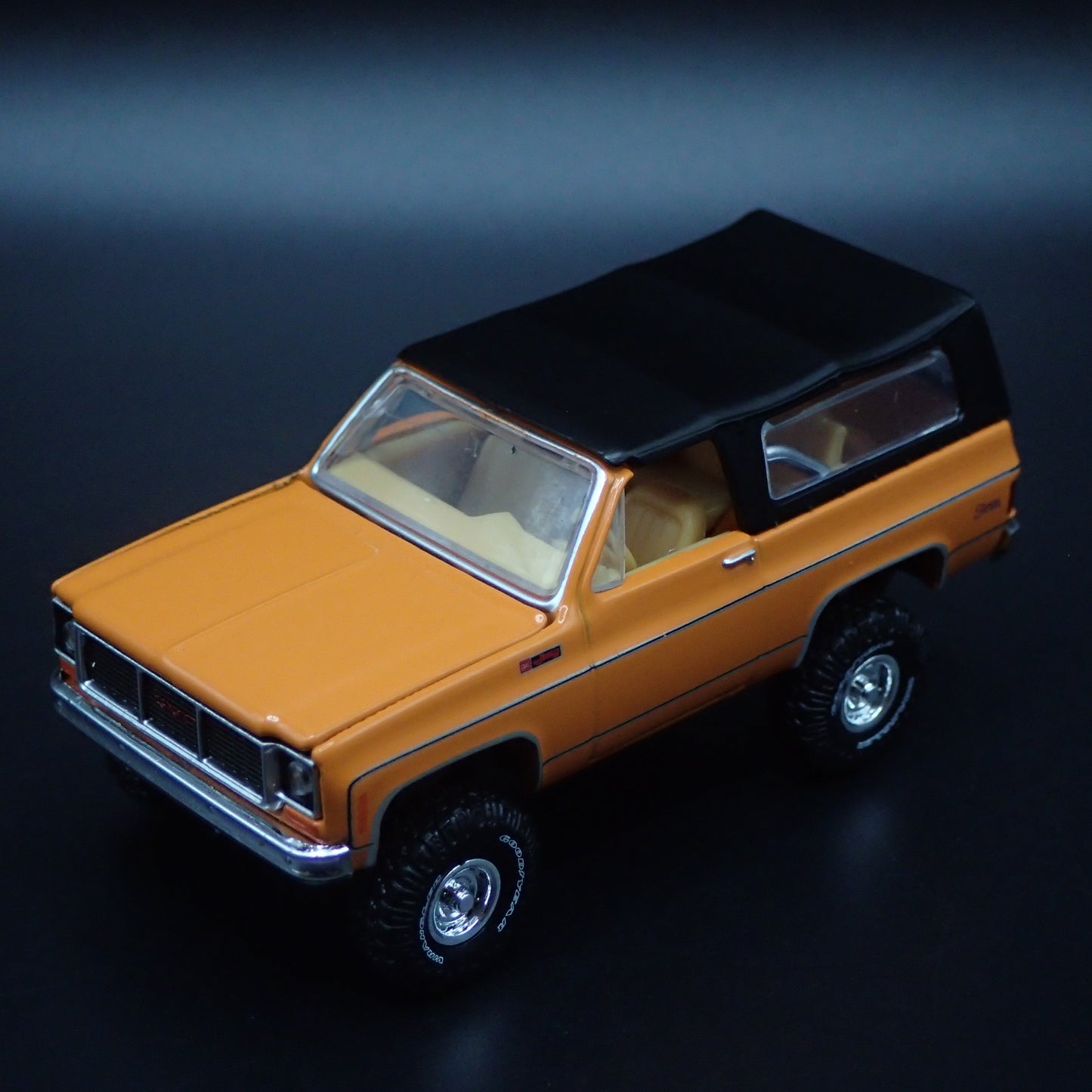 1973 73 GMC JIMMY SIERRA 4X4 LIFTED SQUAREBODY ORG 1/64 SCALE DIECAST MODEL CAR