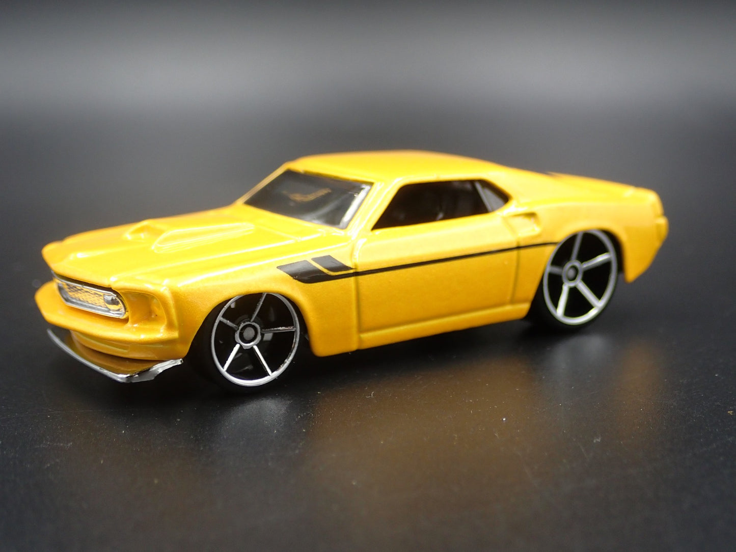 1969 69 FORD MUSTANG BOSS 302 FASTBACK RARE 1:64 SCALE DIORAMA DIECAST MODEL CAR