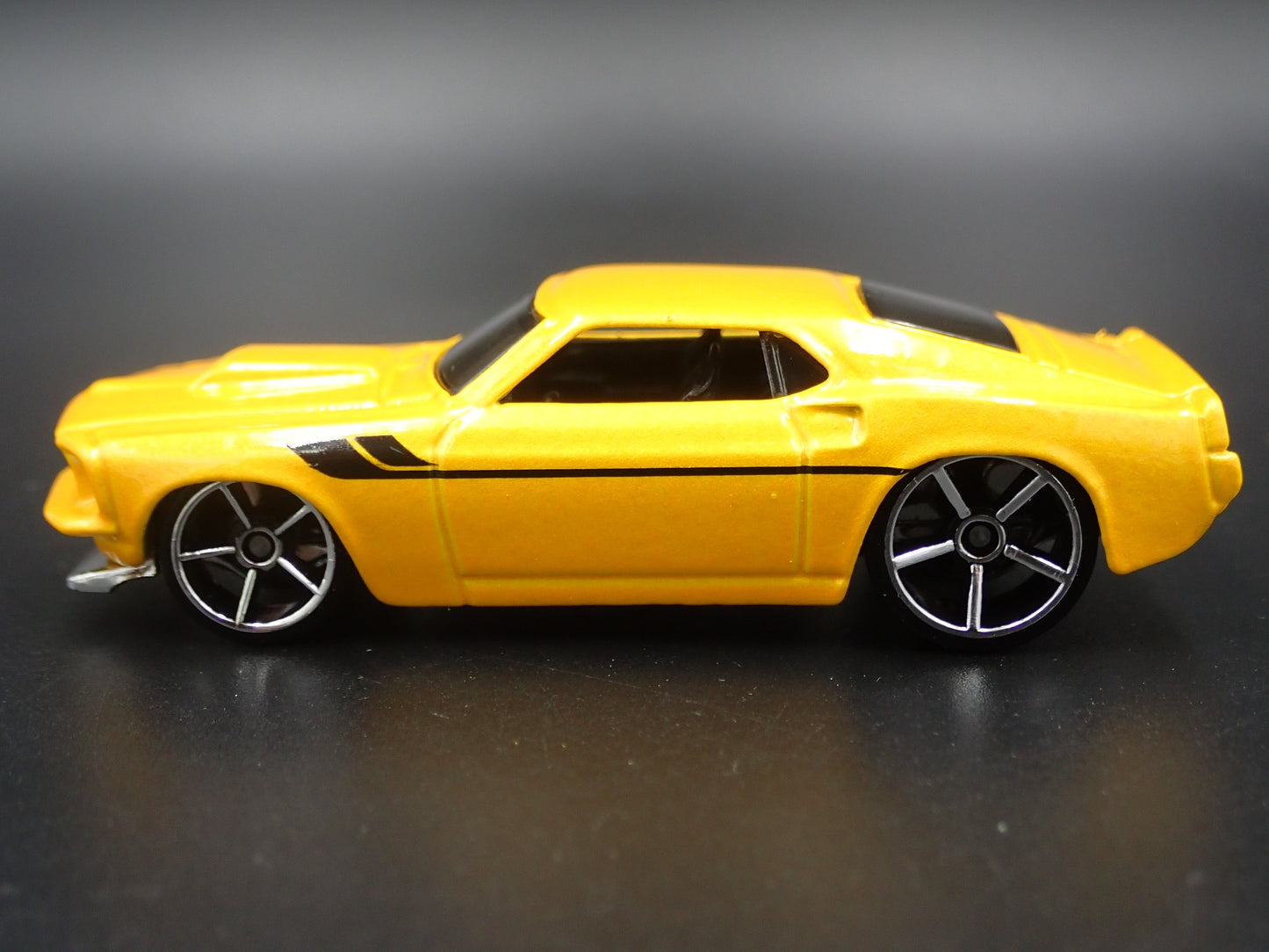1969 69 FORD MUSTANG BOSS 302 FASTBACK RARE 1:64 SCALE DIORAMA DIECAST MODEL CAR