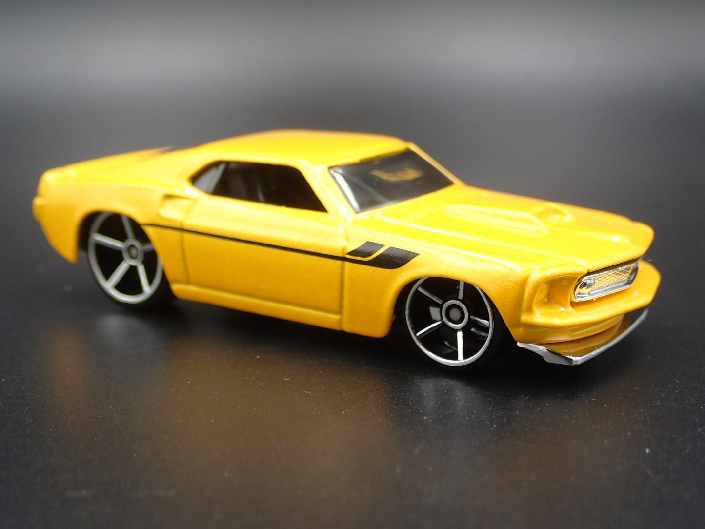 1969 69 FORD MUSTANG BOSS 302 FASTBACK RARE 1:64 SCALE DIORAMA DIECAST MODEL CAR