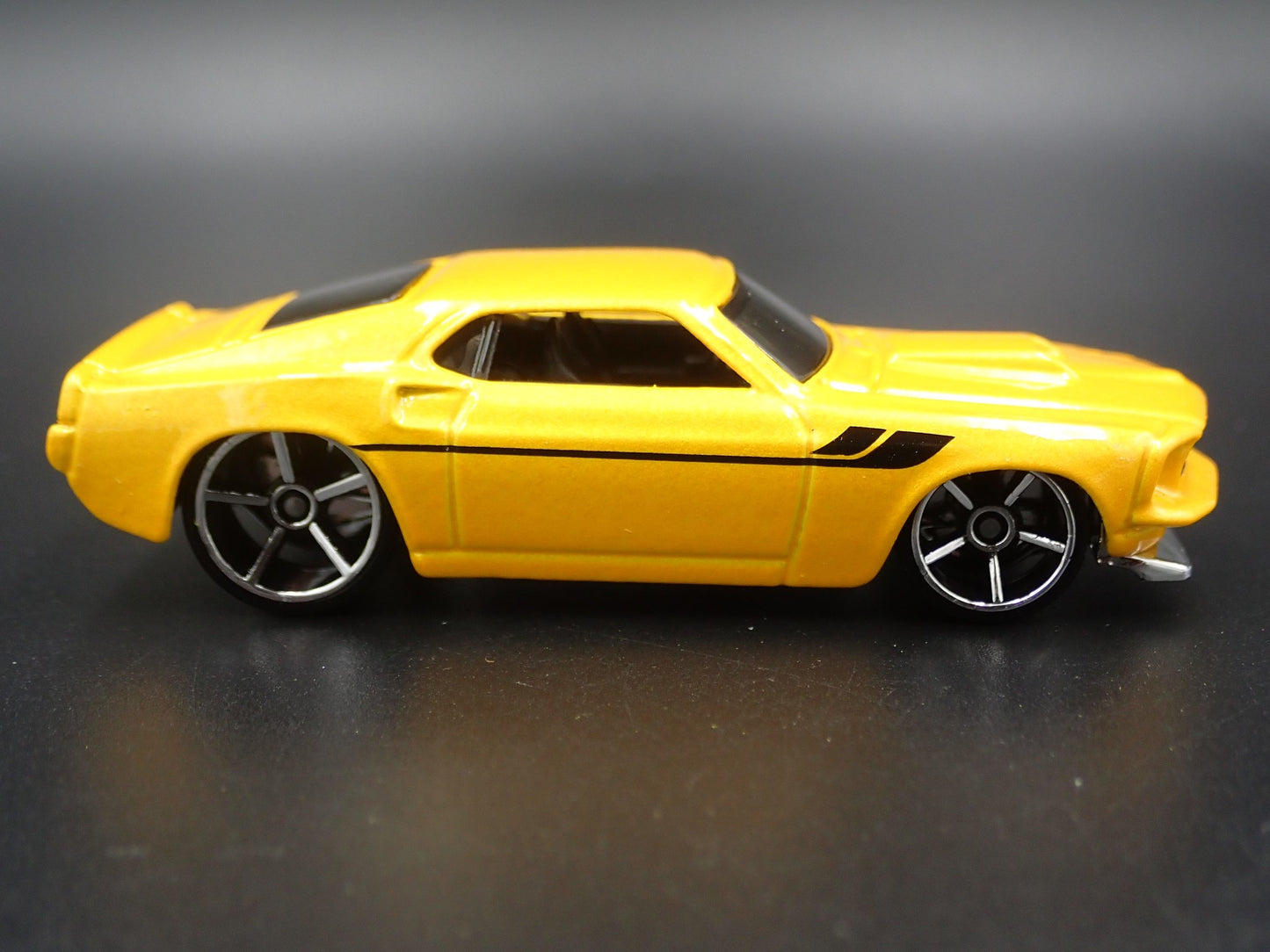 1969 69 FORD MUSTANG BOSS 302 FASTBACK RARE 1:64 SCALE DIORAMA DIECAST MODEL CAR
