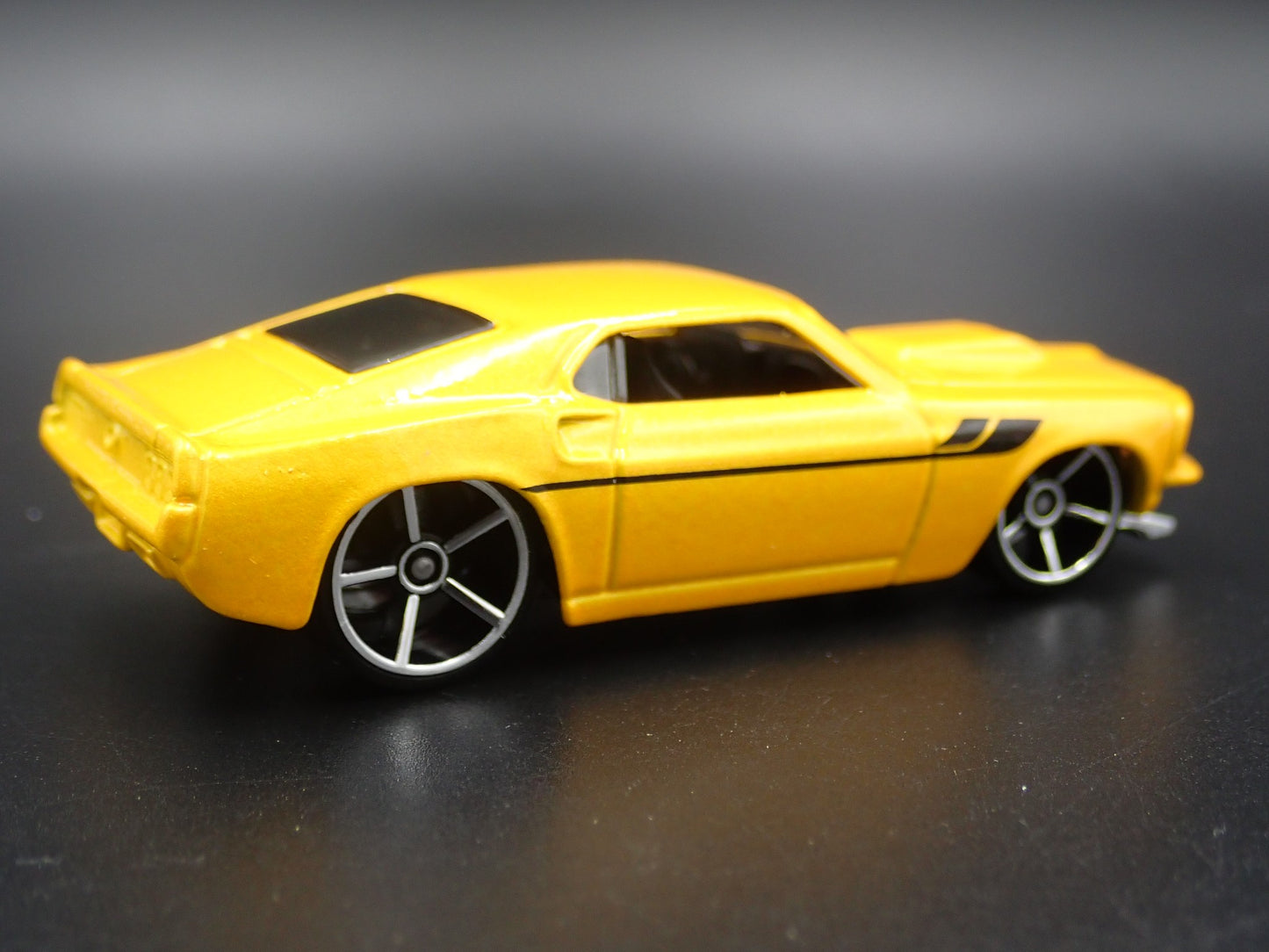 1969 69 FORD MUSTANG BOSS 302 FASTBACK RARE 1:64 SCALE DIORAMA DIECAST MODEL CAR