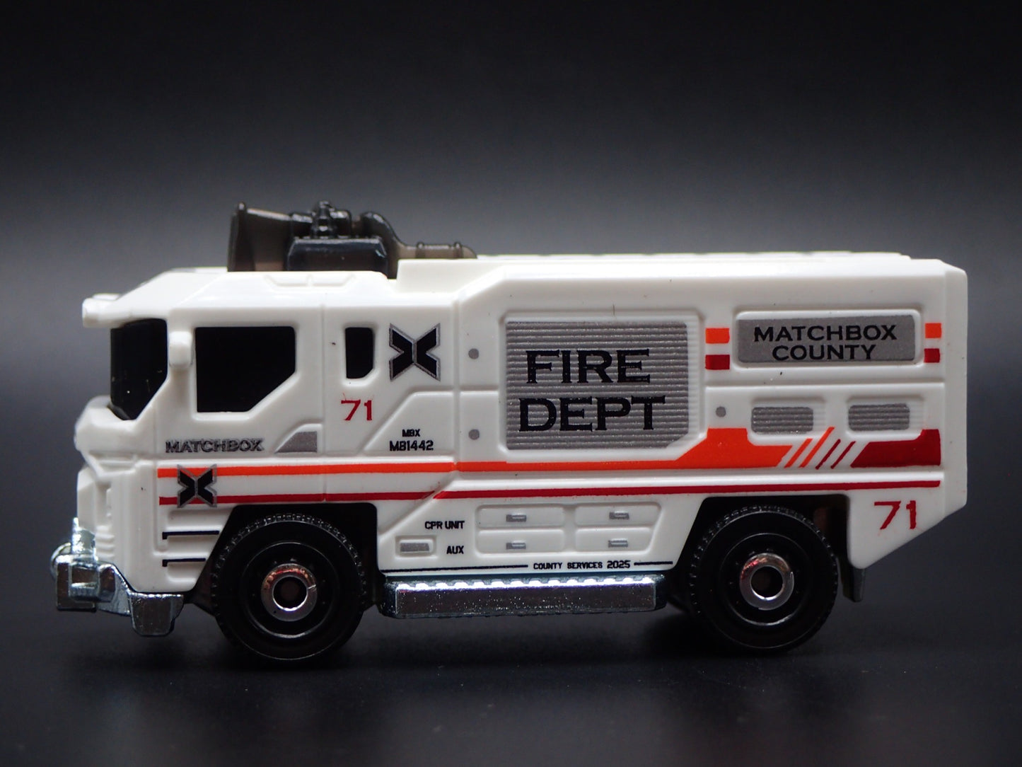 FIRE ENGINE TRUCK BLAZE BUSTER II WHITE 1:64 MB SCALE DIORAMA DIECAST MODEL CAR
