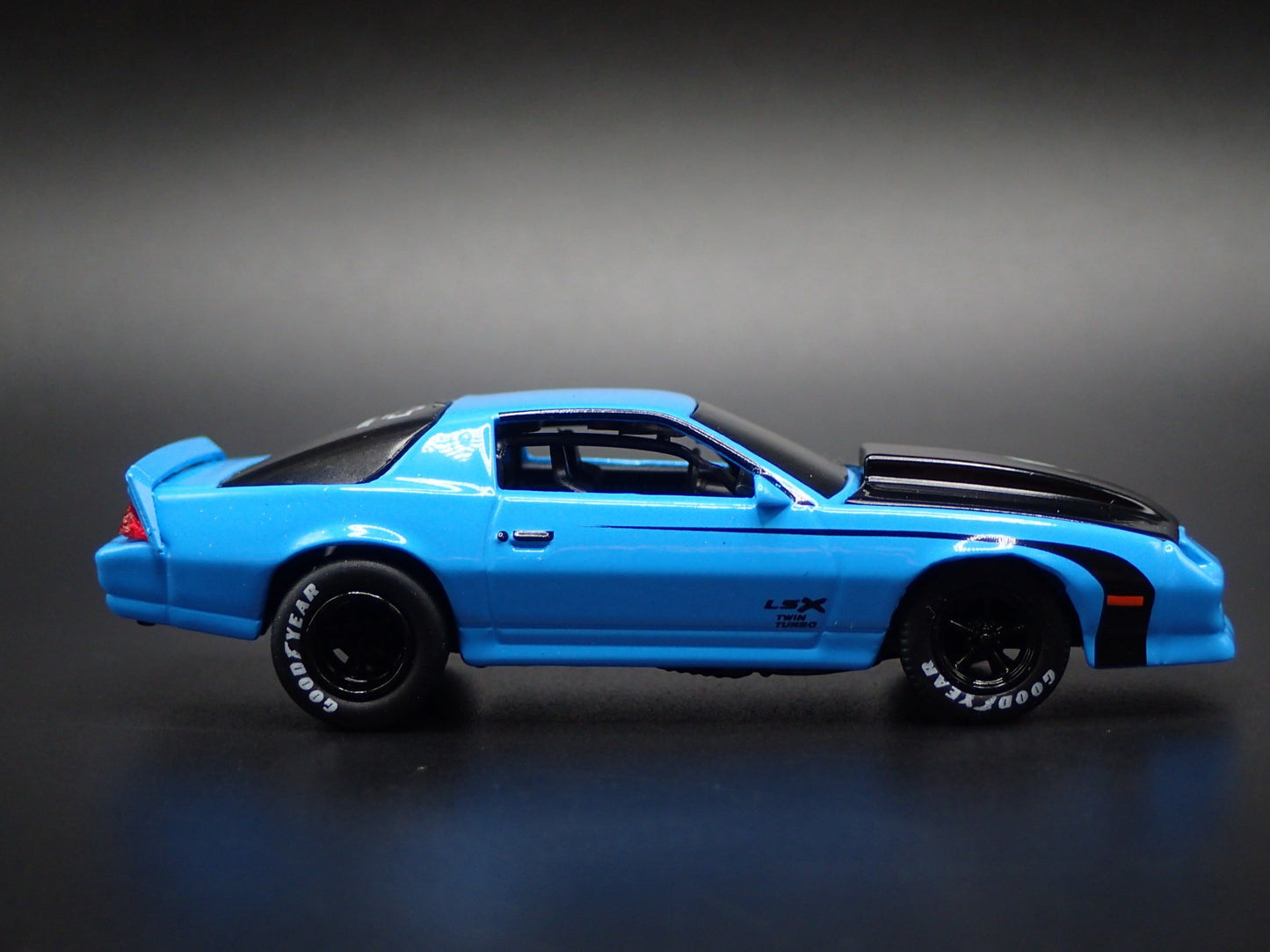 1985 85 CHEVY CHEVROLET CAMARO IROC-Z BLUE 1:64 SCALE DIORAMA DIECAST MODEL CAR