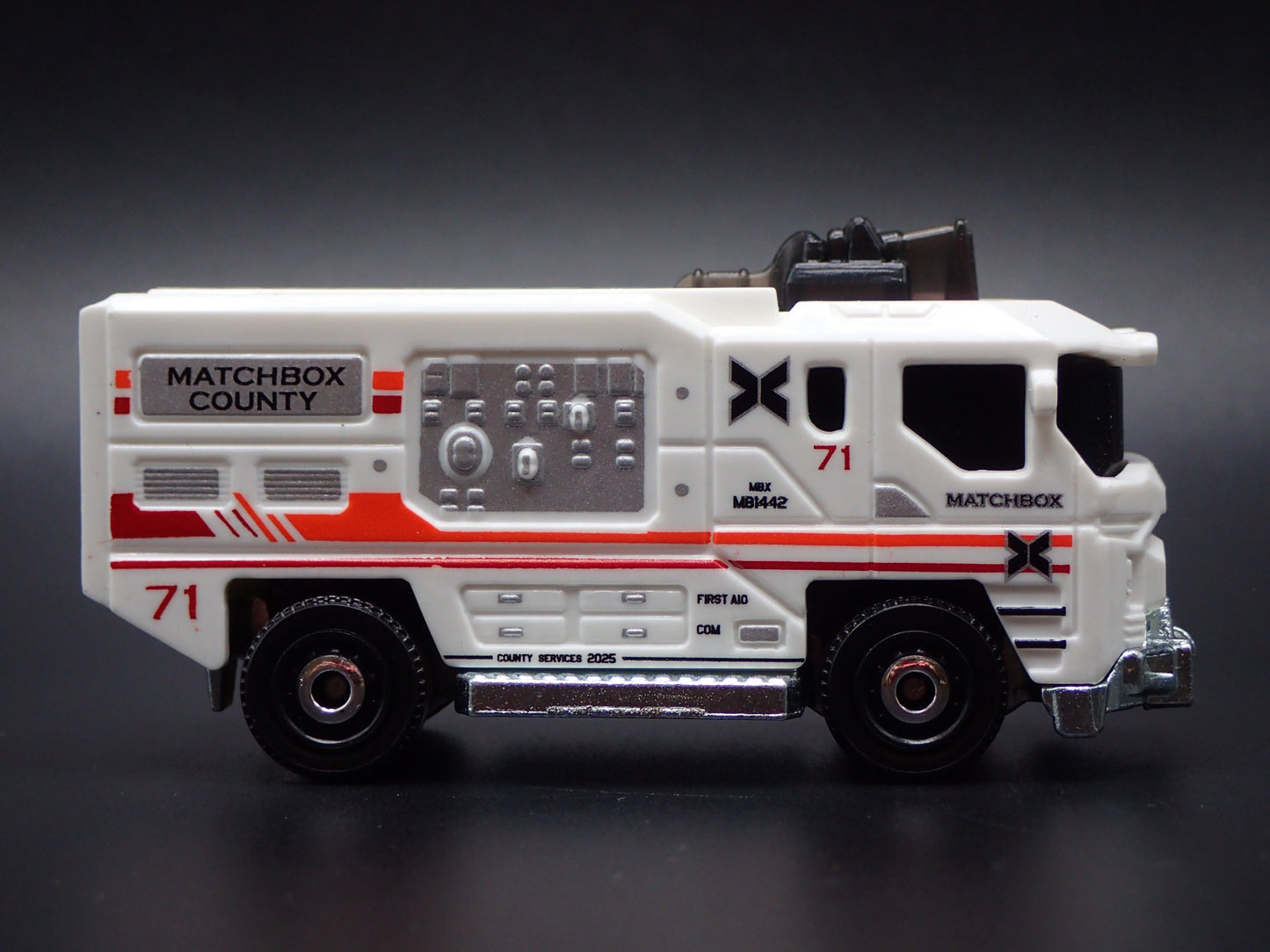 FIRE ENGINE TRUCK BLAZE BUSTER II WHITE 1:64 MB SCALE DIORAMA DIECAST MODEL CAR