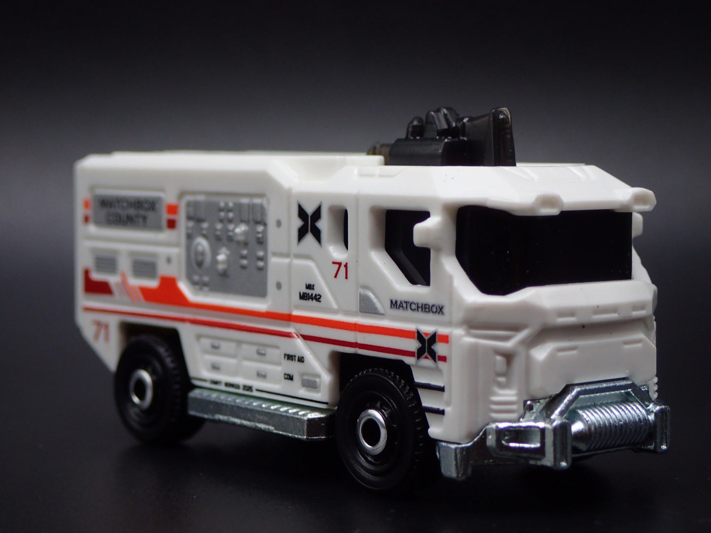 FIRE ENGINE TRUCK BLAZE BUSTER II WHITE 1:64 MB SCALE DIORAMA DIECAST MODEL CAR