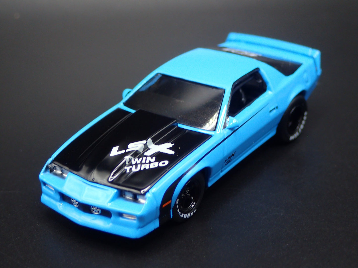 1985 85 CHEVY CHEVROLET CAMARO IROC-Z BLUE 1:64 SCALE DIORAMA DIECAST MODEL CAR