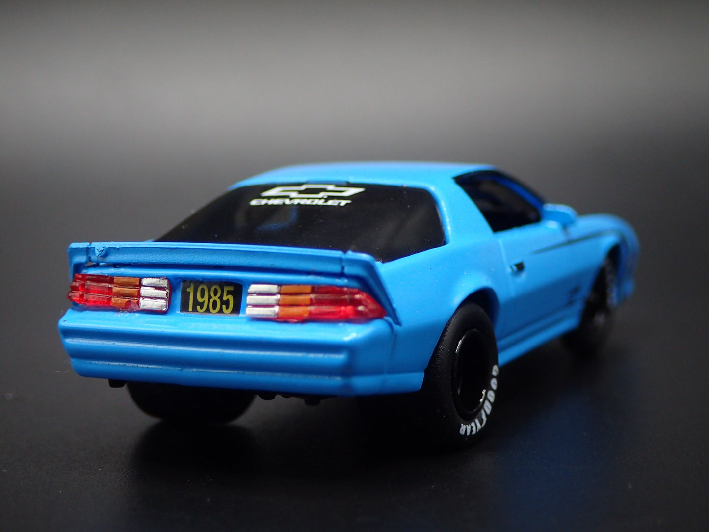 1985 85 CHEVY CHEVROLET CAMARO IROC-Z BLUE 1:64 SCALE DIORAMA DIECAST MODEL CAR
