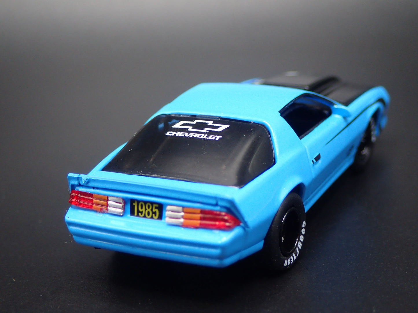 1985 85 CHEVY CHEVROLET CAMARO IROC-Z BLUE 1:64 SCALE DIORAMA DIECAST MODEL CAR