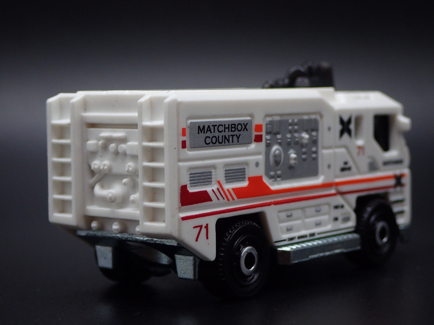 FIRE ENGINE TRUCK BLAZE BUSTER II WHITE 1:64 MB SCALE DIORAMA DIECAST MODEL CAR