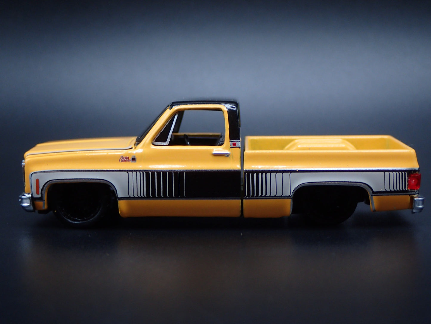 1976 76 GMC SIERRA GRANDE 15 PICKUP TRUCK SQUAREBODY ORANGE 1/64 SCALE MODEL CAR