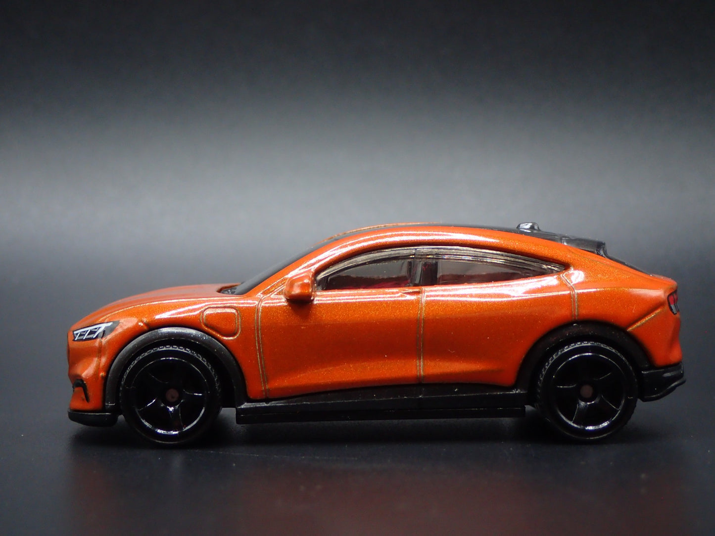2021-2025 FORD MUSTANG MACH E ELECTRIC SUV 1/64 SCALE DIORAMA DIECAST MODEL CAR