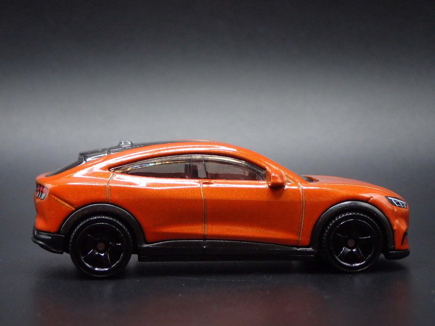 2021-2025 FORD MUSTANG MACH E ELECTRIC SUV 1/64 SCALE DIORAMA DIECAST MODEL CAR