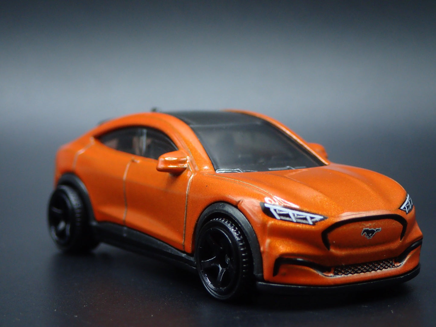 2021-2025 FORD MUSTANG MACH E ELECTRIC SUV 1/64 SCALE DIORAMA DIECAST MODEL CAR