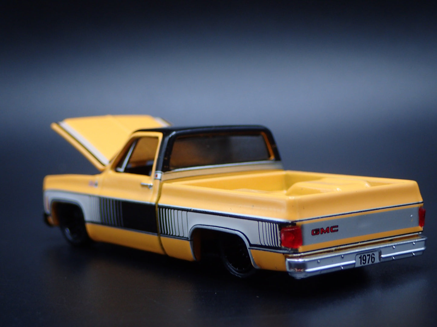1976 76 GMC SIERRA GRANDE 15 PICKUP TRUCK SQUAREBODY ORANGE 1/64 SCALE MODEL CAR