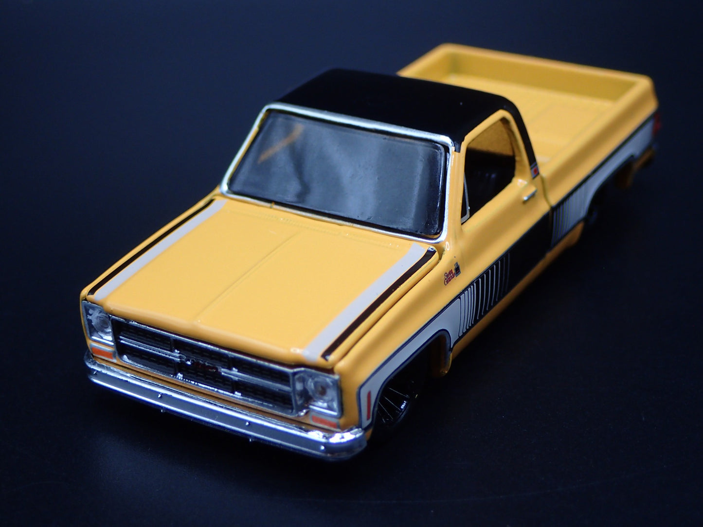 1976 76 GMC SIERRA GRANDE 15 PICKUP TRUCK SQUAREBODY ORANGE 1/64 SCALE MODEL CAR