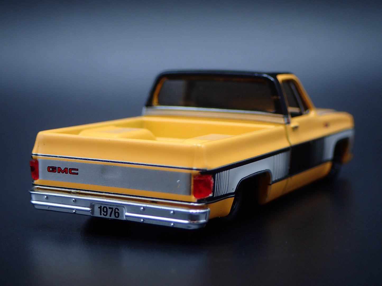 1976 76 GMC SIERRA GRANDE 15 PICKUP TRUCK SQUAREBODY ORANGE 1/64 SCALE MODEL CAR
