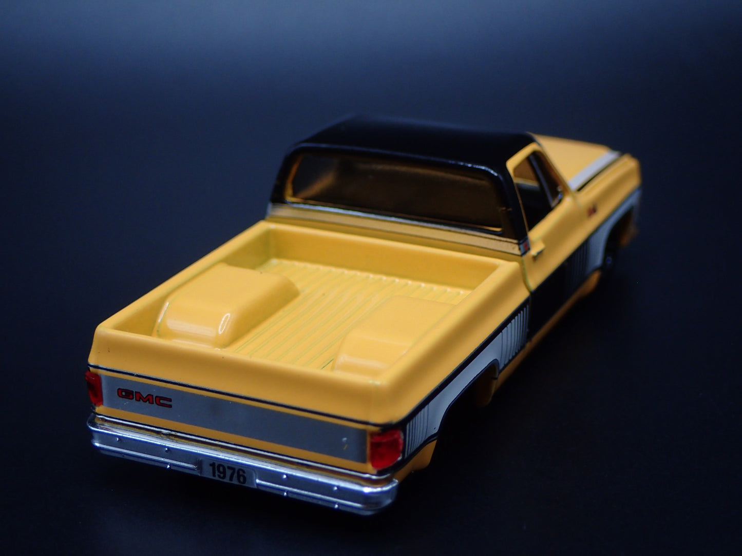 1976 76 GMC SIERRA GRANDE 15 PICKUP TRUCK SQUAREBODY ORANGE 1/64 SCALE MODEL CAR
