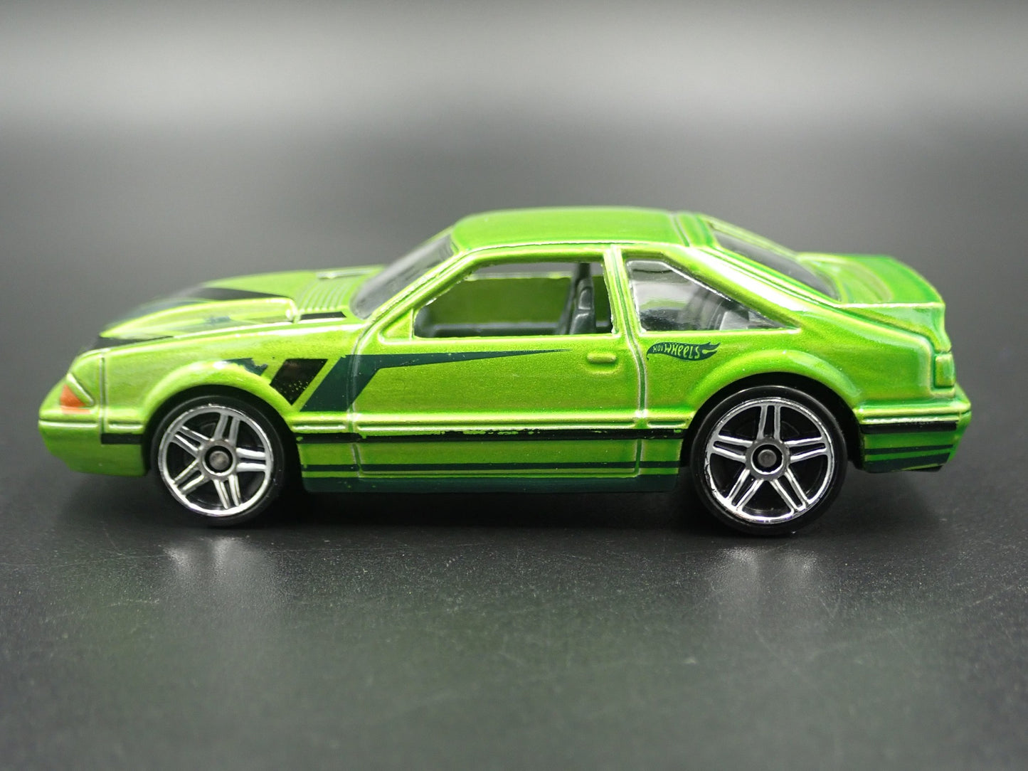 1992 92 FORD MUSTANG FOX BODY GREEN 1/64 SCALE COLLECTIBLE DIECAST MODEL CAR