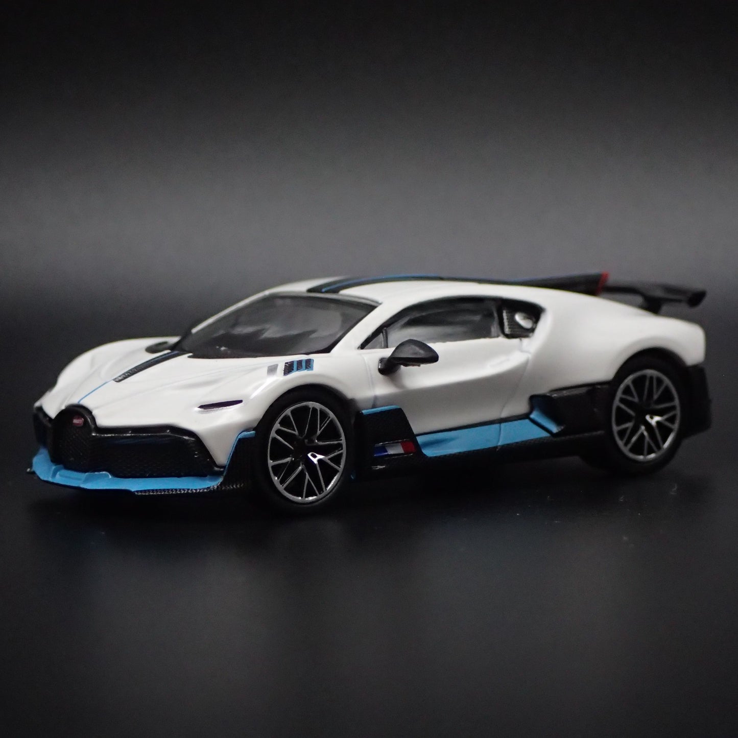 2019-2021 BUGATTI DIVO SUPER CAR WHITE 1:64 SCALE COLLECTIBLE DIECAST MODEL CAR