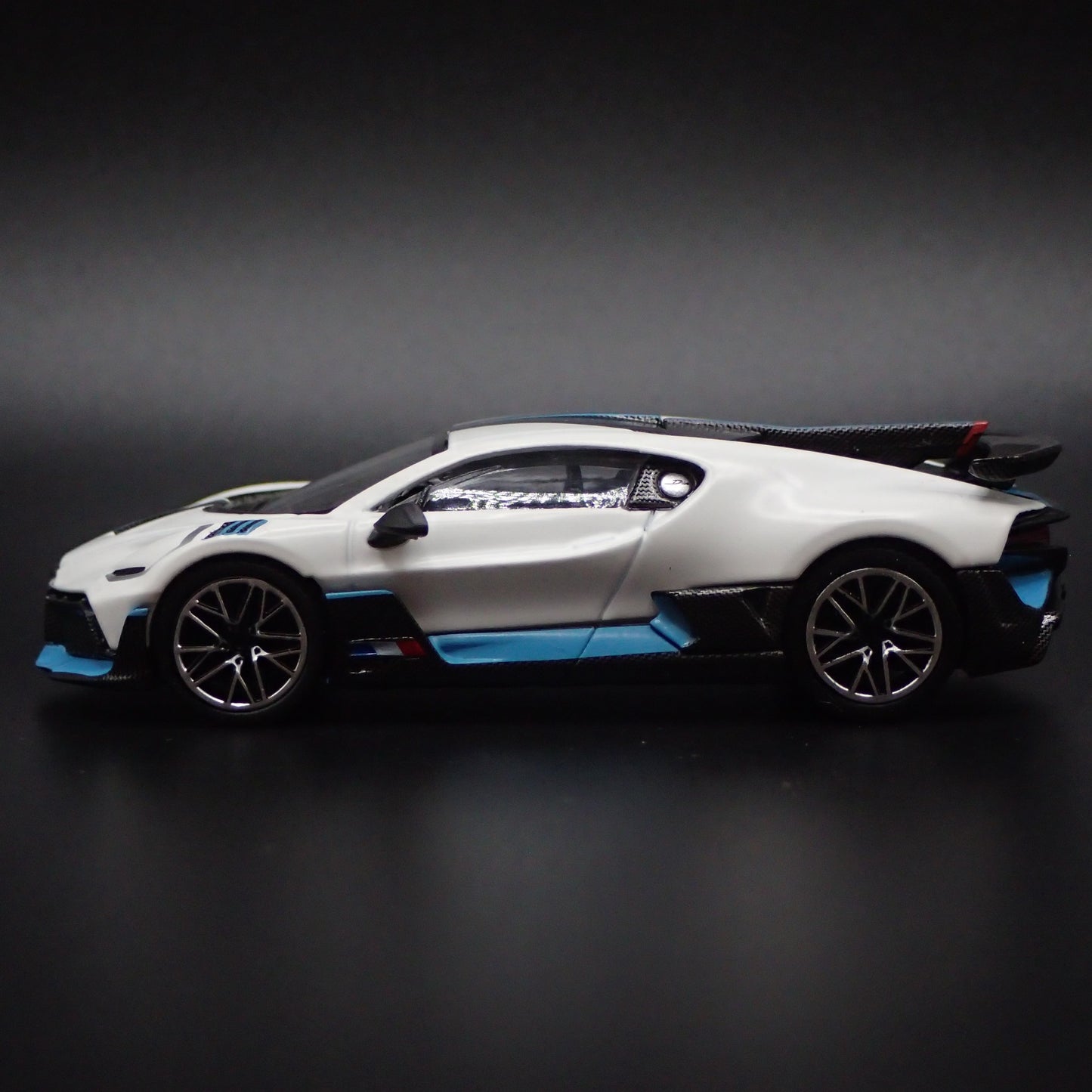 2019-2021 BUGATTI DIVO SUPER CAR WHITE 1:64 SCALE COLLECTIBLE DIECAST MODEL CAR