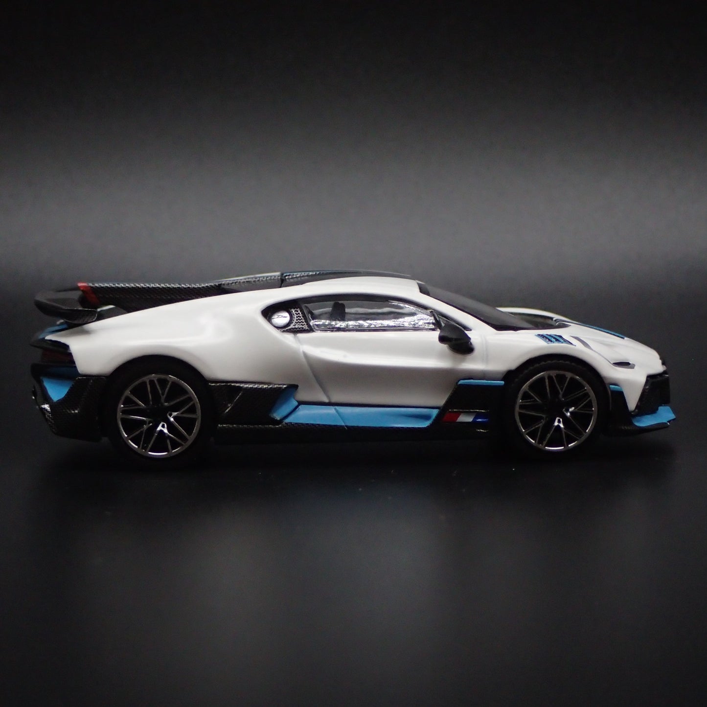 2019-2021 BUGATTI DIVO SUPER CAR WHITE 1:64 SCALE COLLECTIBLE DIECAST MODEL CAR