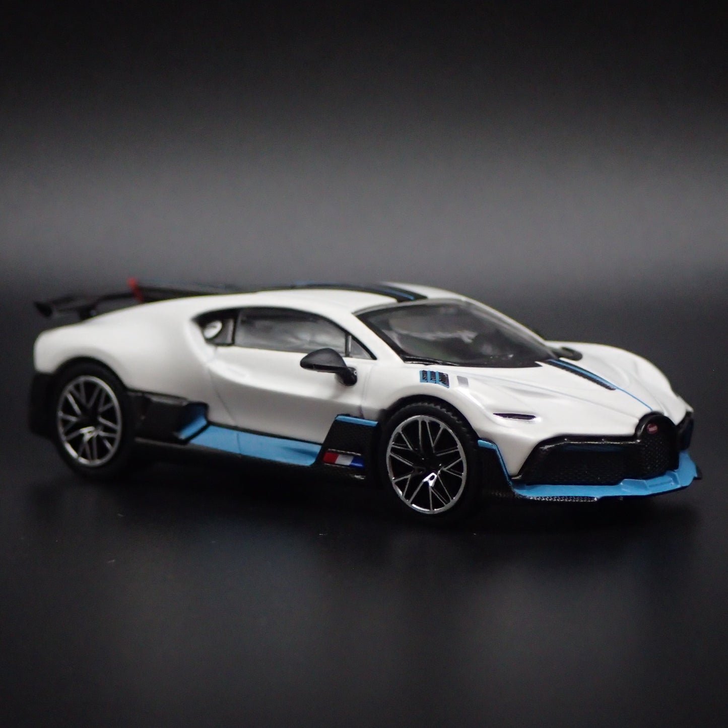 2019-2021 BUGATTI DIVO SUPER CAR WHITE 1:64 SCALE COLLECTIBLE DIECAST MODEL CAR