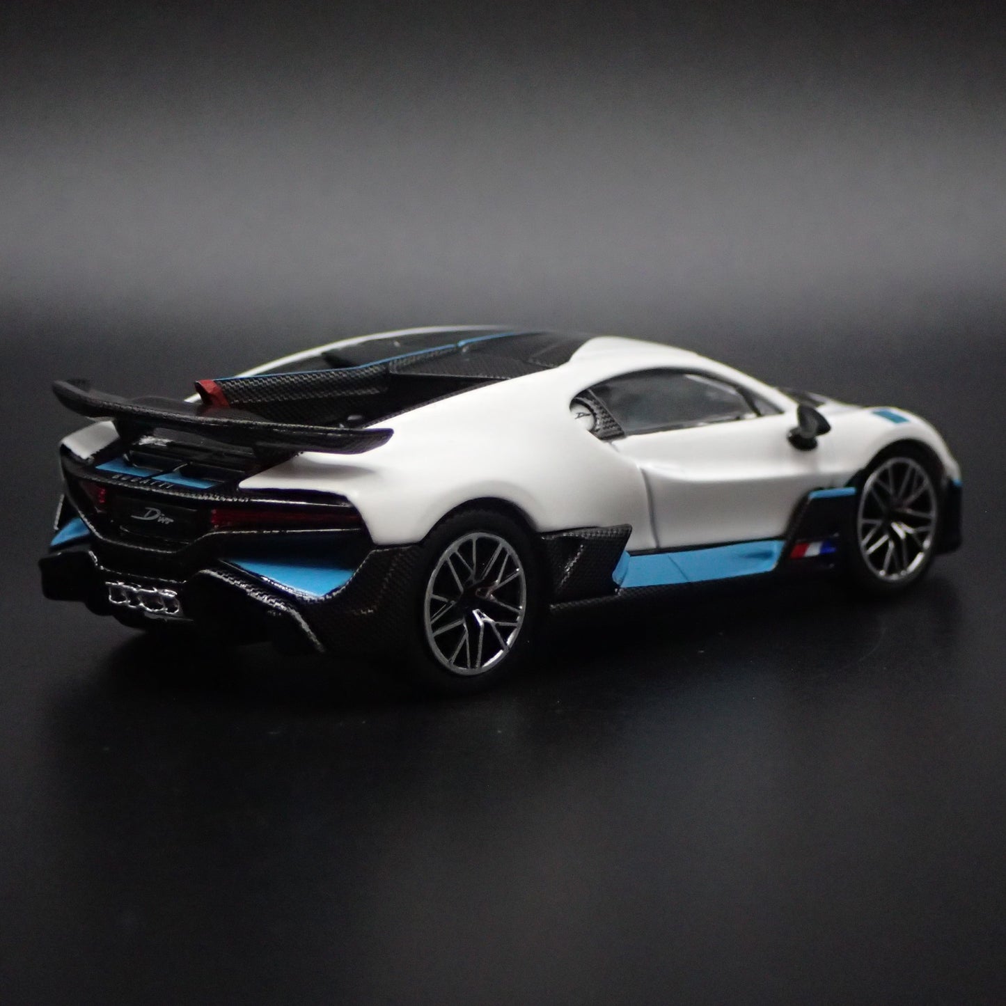 2019-2021 BUGATTI DIVO SUPER CAR WHITE 1:64 SCALE COLLECTIBLE DIECAST MODEL CAR