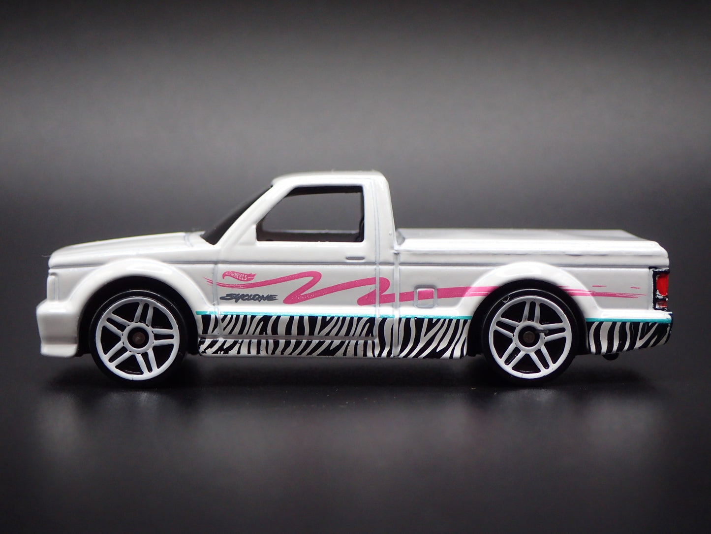 1991 91 GMC SYCLONE PICKUP TRUCK WHITE 1:64 SCALE DIORAMA DIECAST MODEL CAR