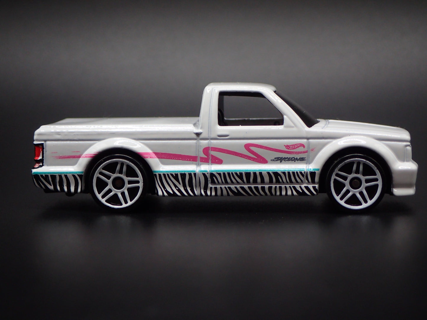 1991 91 GMC SYCLONE PICKUP TRUCK WHITE 1:64 SCALE DIORAMA DIECAST MODEL CAR