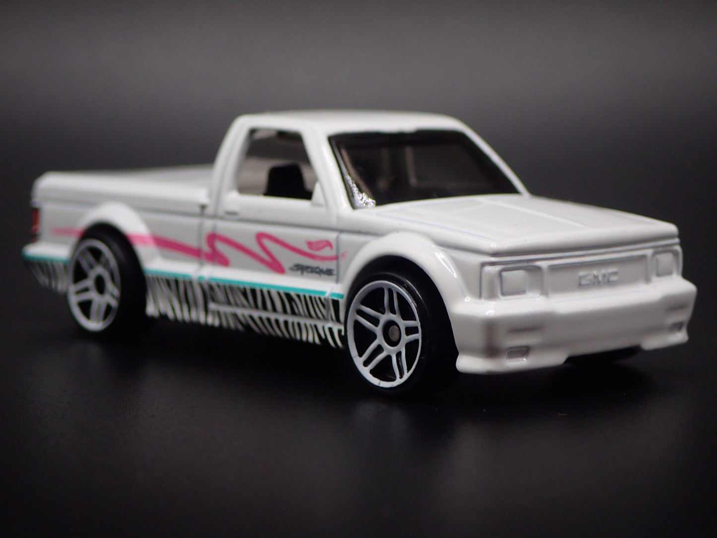 1991 91 GMC SYCLONE PICKUP TRUCK WHITE 1:64 SCALE DIORAMA DIECAST MODEL CAR
