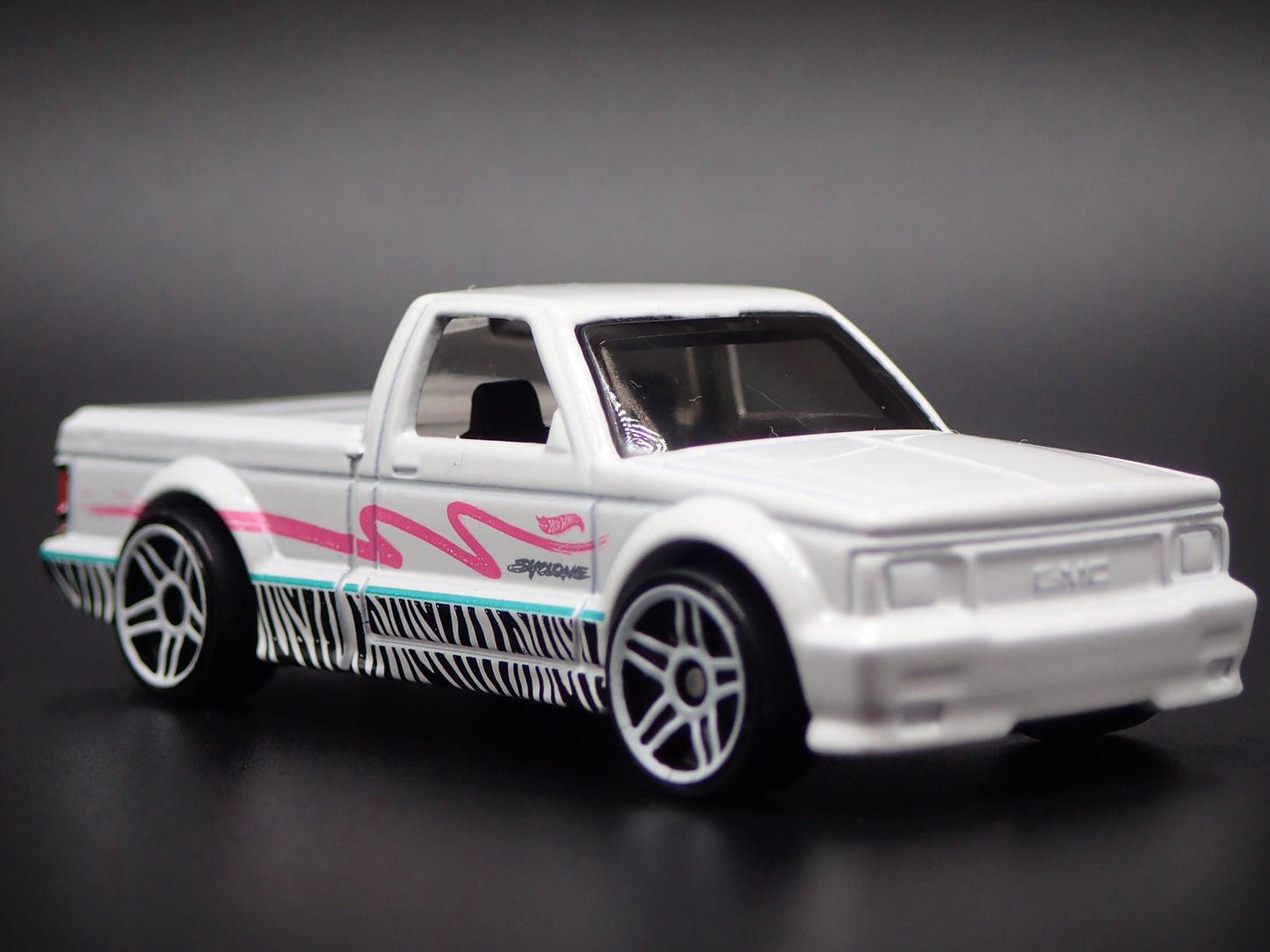 1991 91 GMC SYCLONE PICKUP TRUCK WHITE 1:64 SCALE DIORAMA DIECAST MODEL CAR