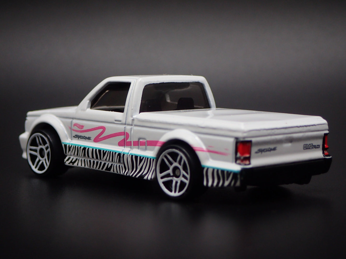 1991 91 GMC SYCLONE PICKUP TRUCK WHITE 1:64 SCALE DIORAMA DIECAST MODEL CAR