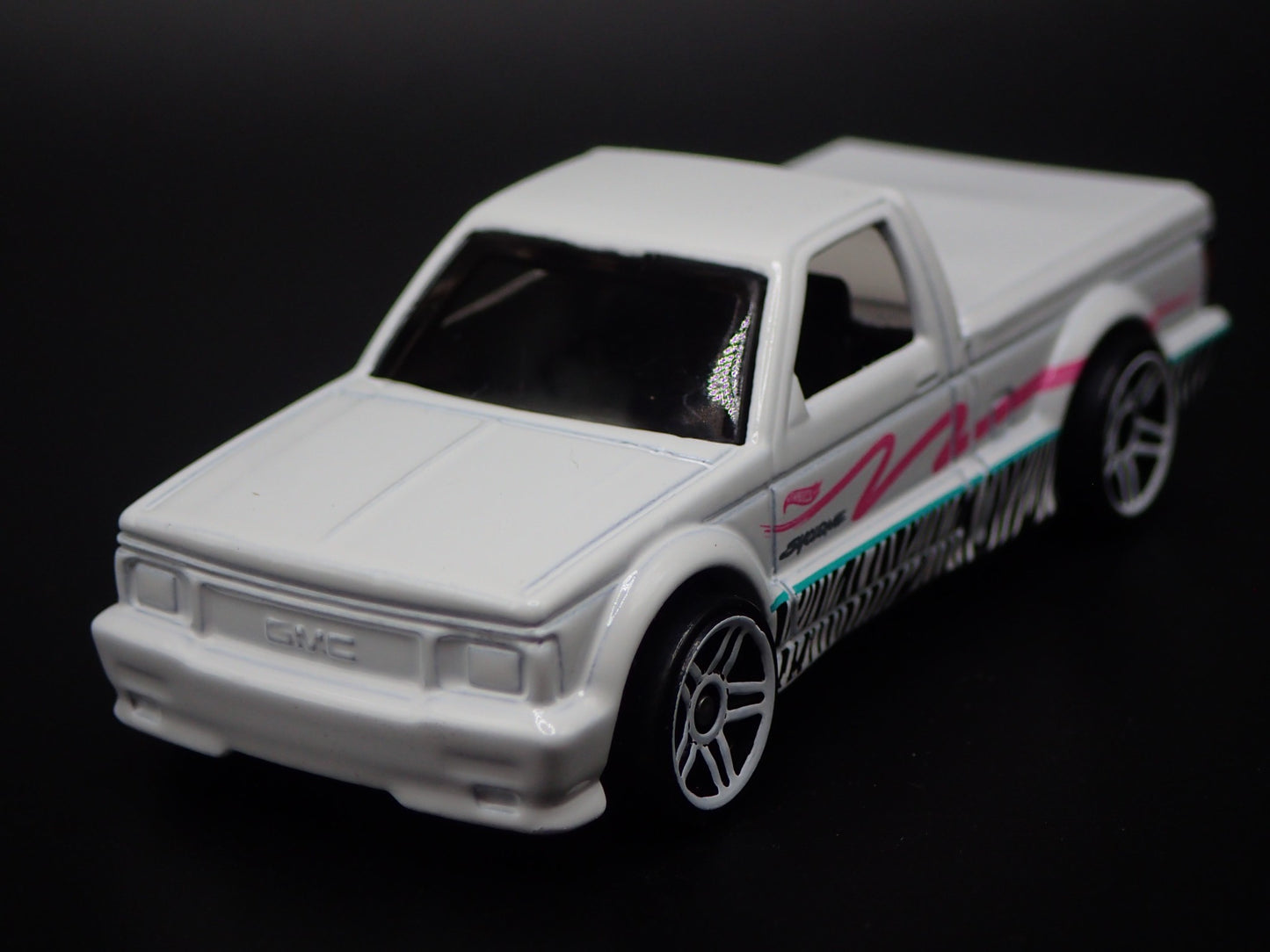 1991 91 GMC SYCLONE PICKUP TRUCK WHITE 1:64 SCALE DIORAMA DIECAST MODEL CAR